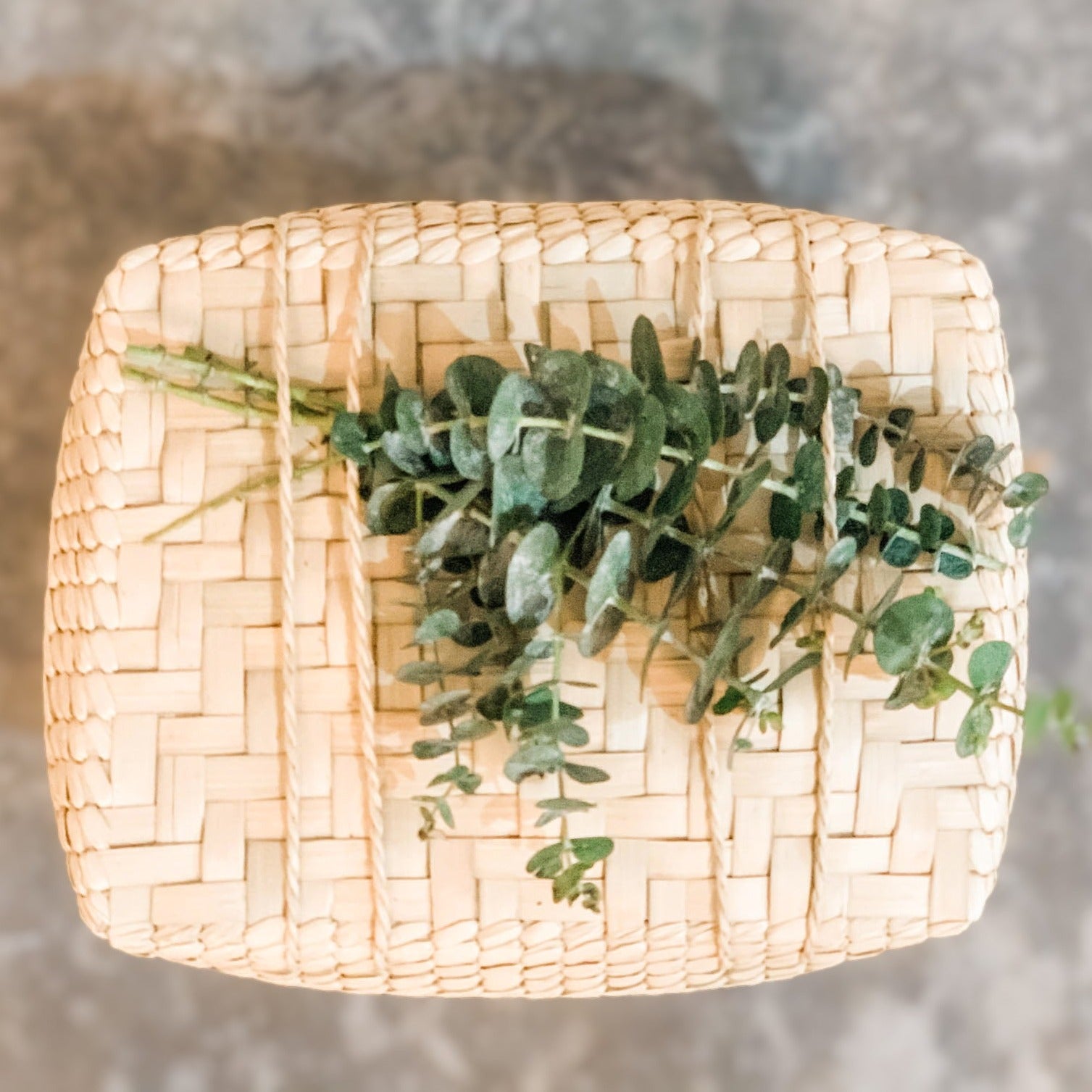 Canasta artesanal con fruta