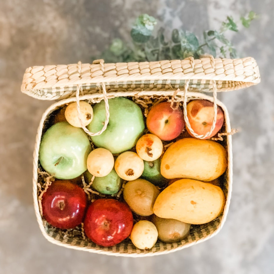 Canasta artesanal con fruta